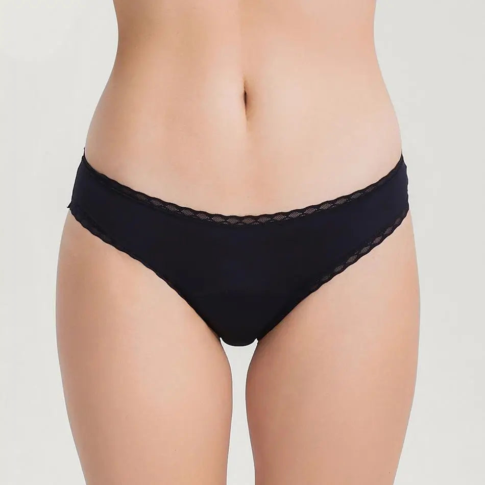 Schwarze Inkontinenz-Damenunterhose aus Spitze, Vorderansicht.