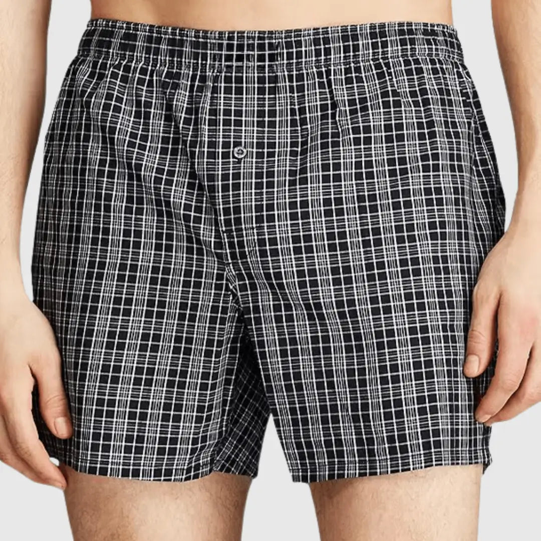 Schwarz-weiß karierte Inkontinenz-Boxershorts für Herren, Vorderansicht.