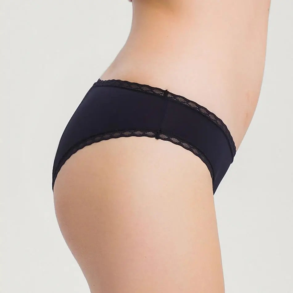 Schwarze Inkontinenz-Spitzenunterhose für Damen, Seitenansicht.