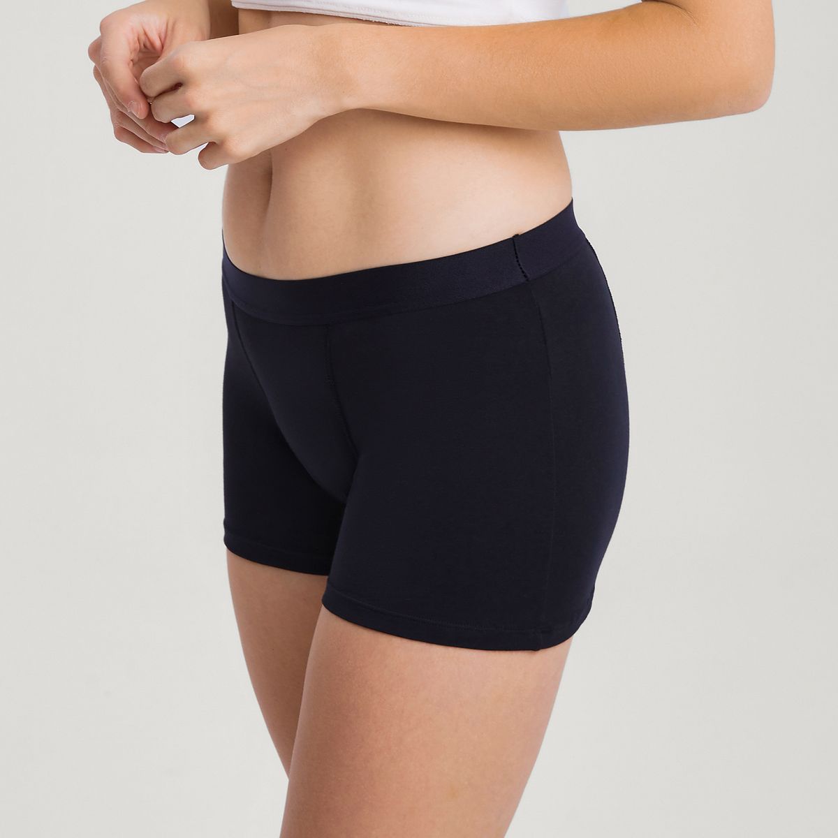 Schwarzer Inkontinenz-Boxer für Damen.