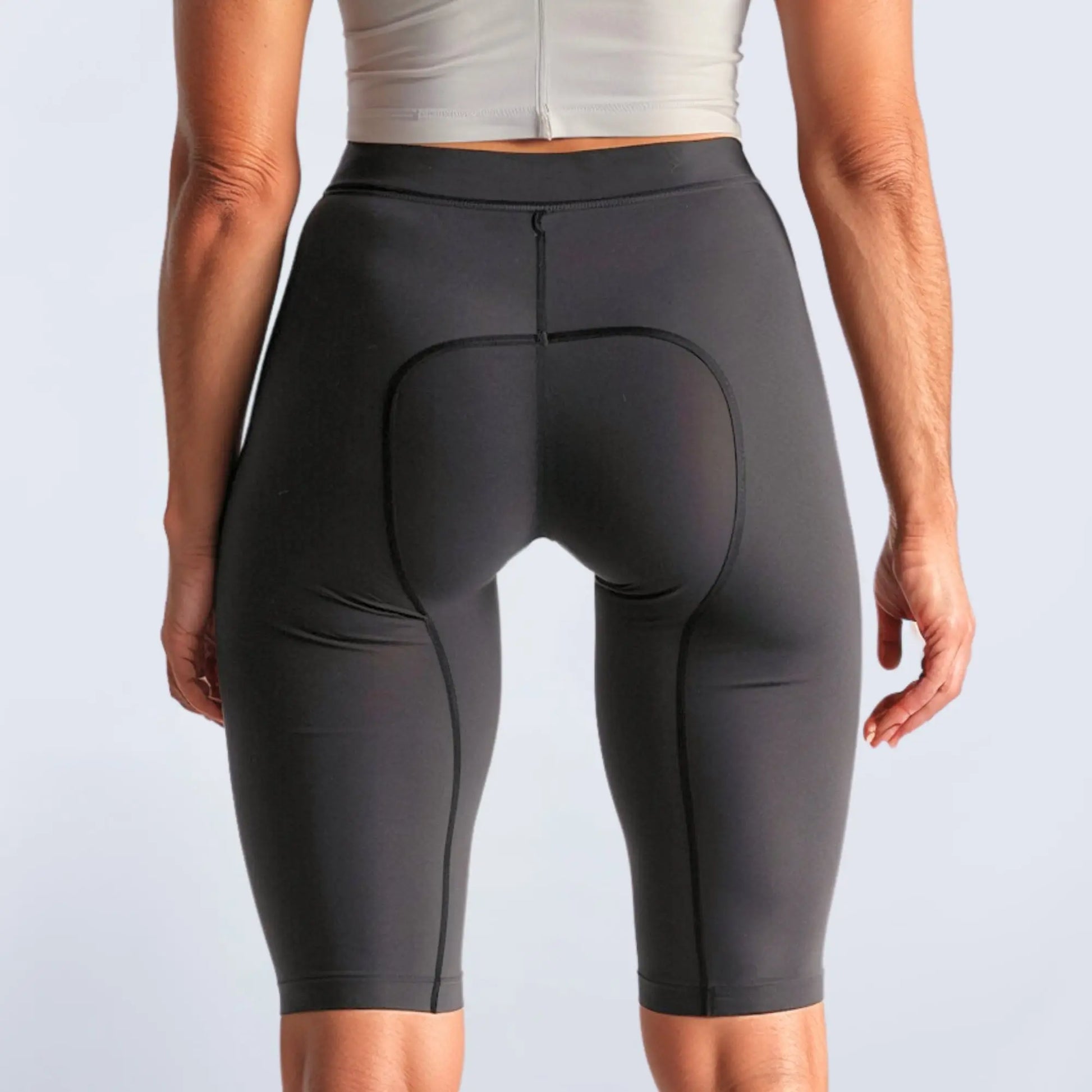 Schwarze Inkontinenz-Radhose für Damen, Rückansicht mit nahtloser Passform für optimalen Komfort.